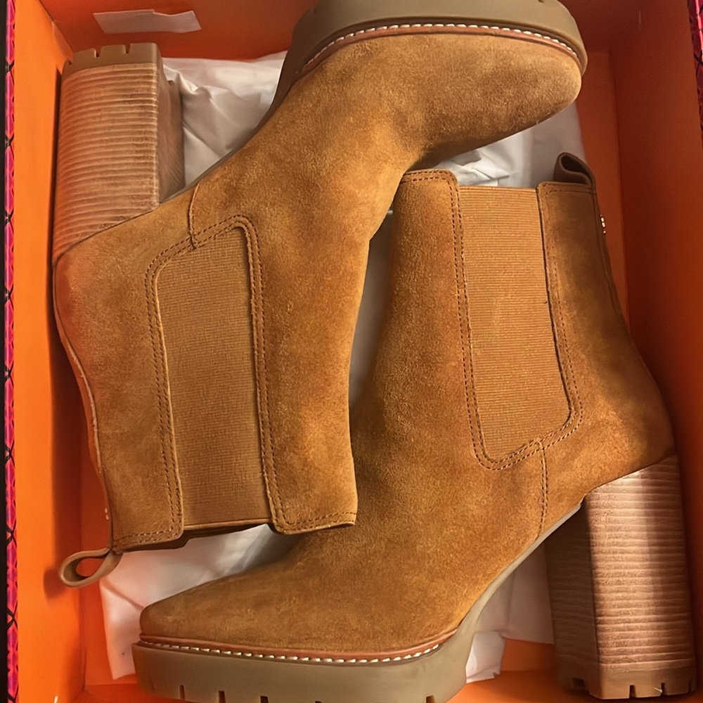 Tory Burch Lug Sole Chelsea Boot, NEW - Picture 4 of 17